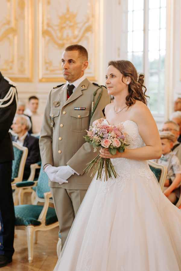 Les maries pendant la ceremonie civile a Versailles