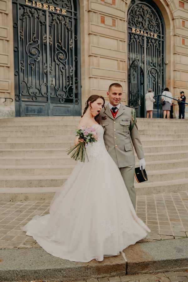 Portrait des maries sur les marches de la mairie