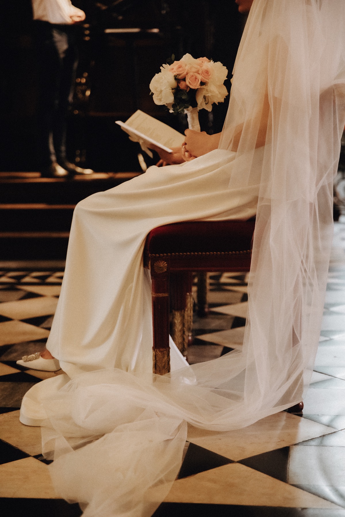 Mariée pendant une cérémonie, bouquet et voile