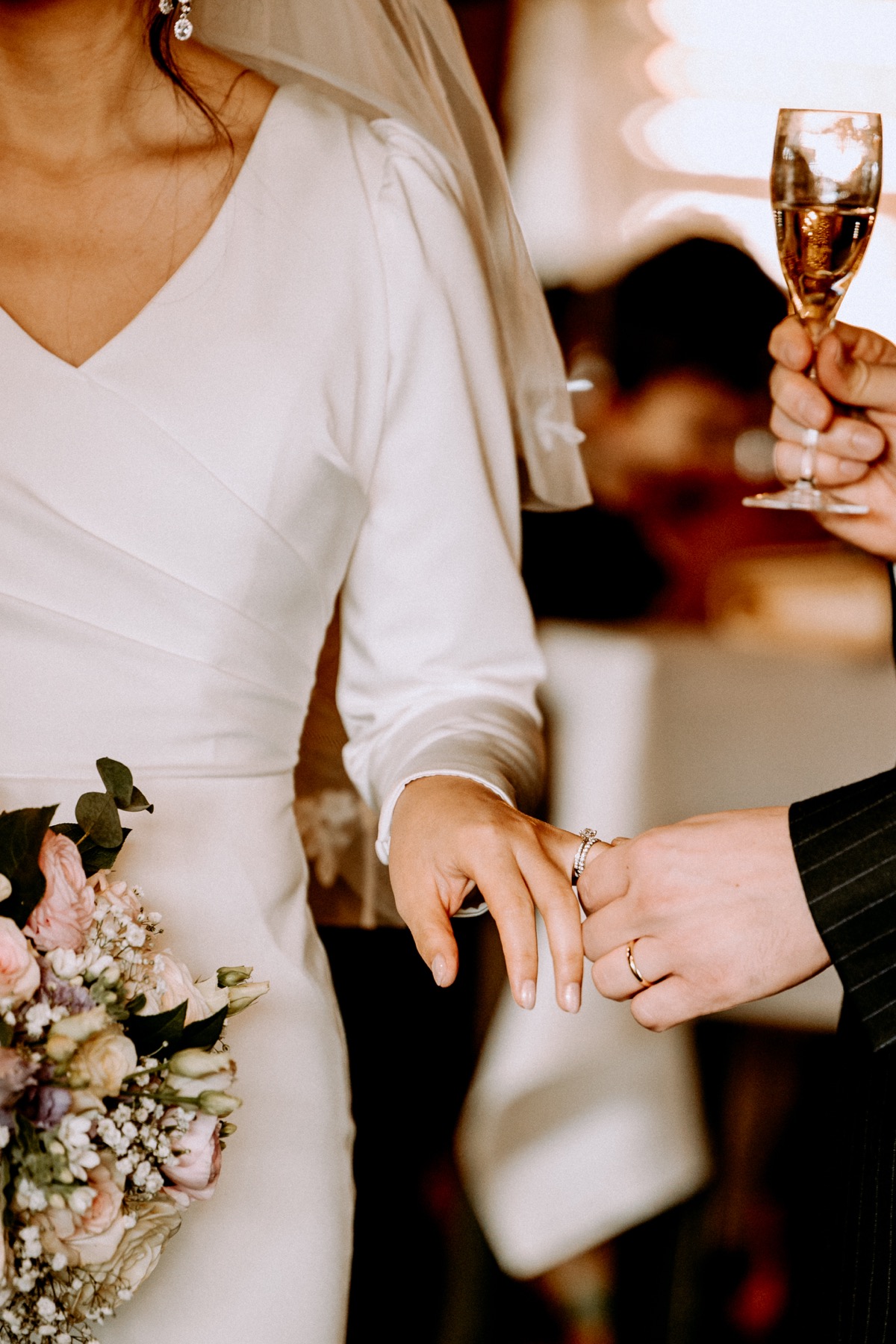 Échange d’alliance pendant un mariage