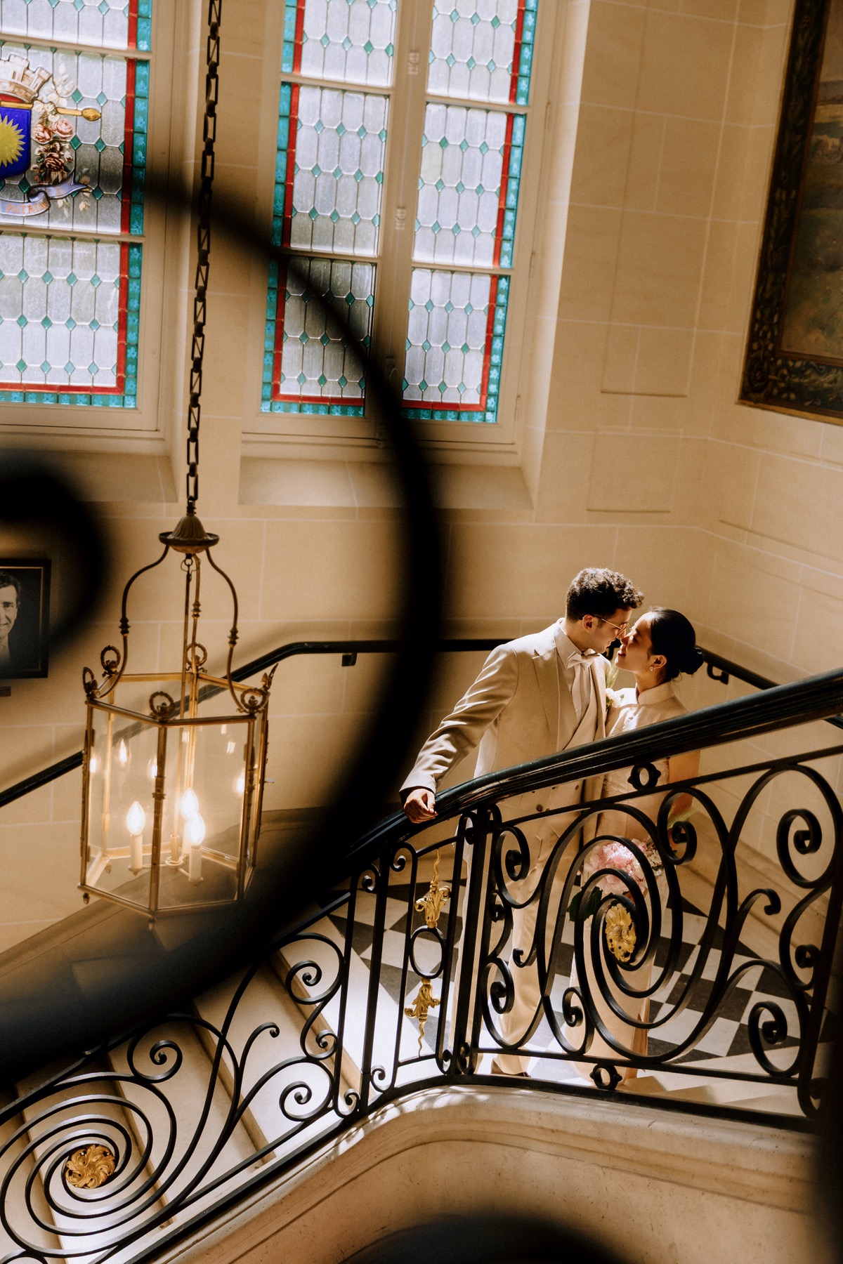Couple de mariés dans un escalier parisien