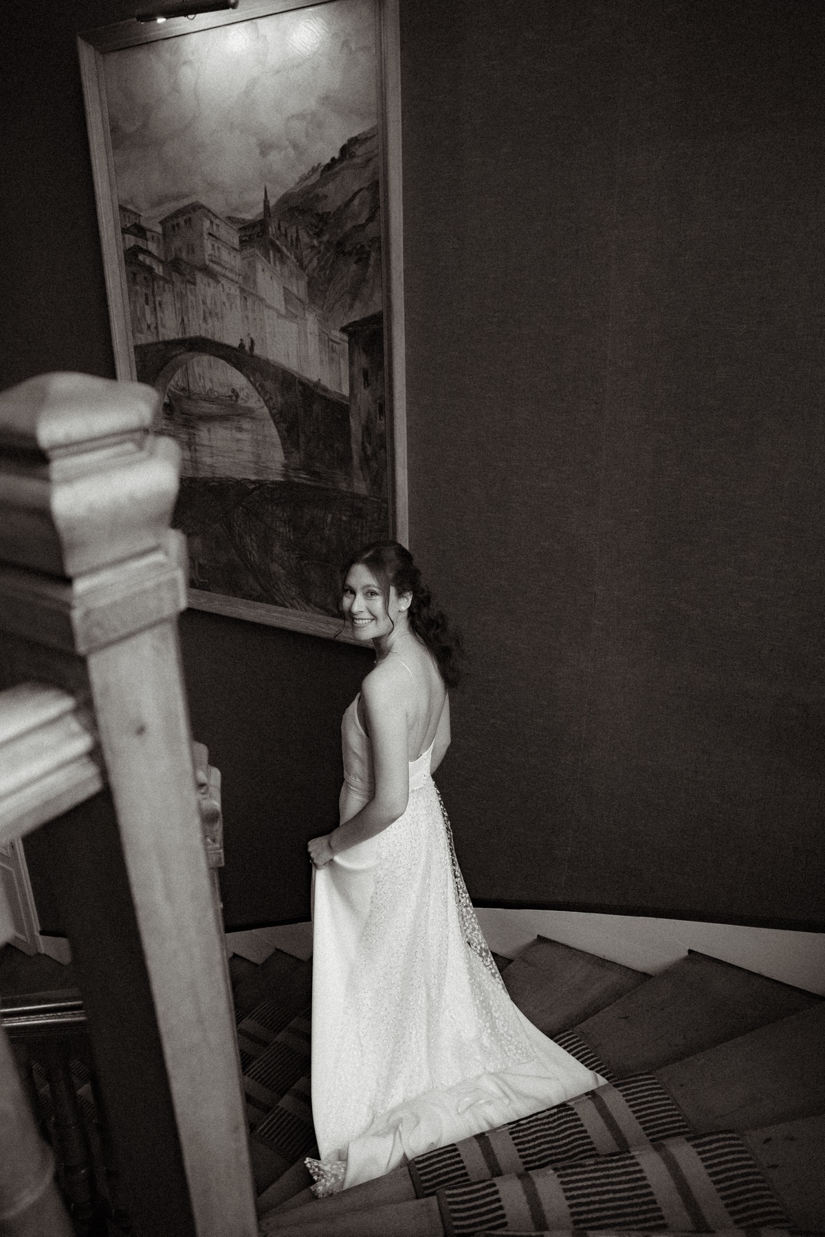 Mariée en noir et blanc dans un escalier
