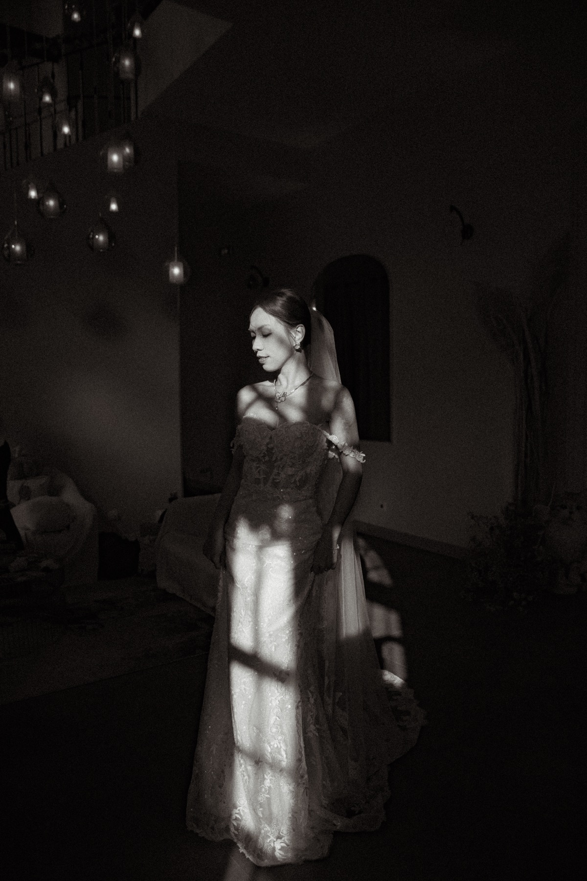 Portrait de mariée en noir et blanc avec lumière douce