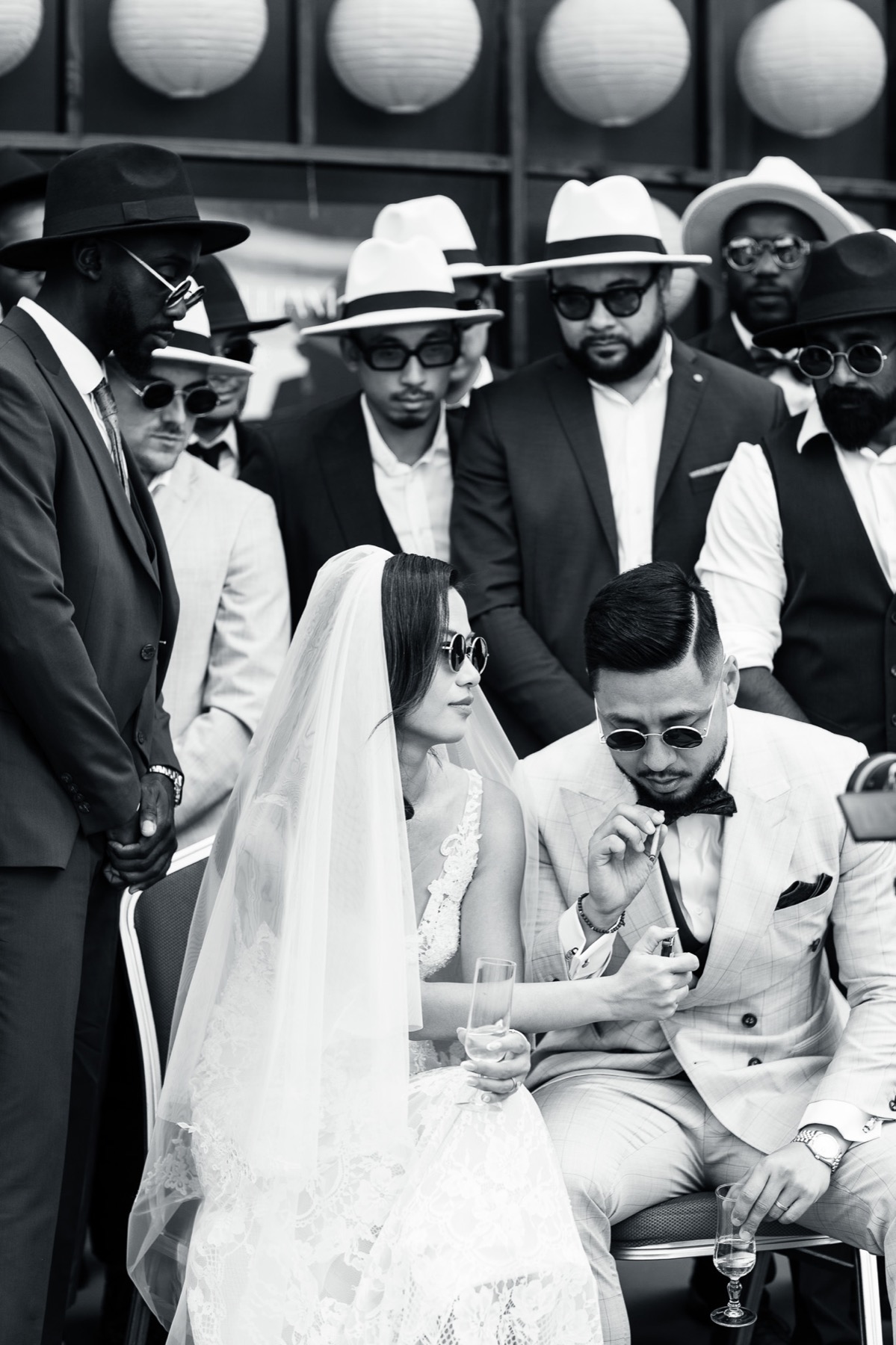 Scène de mariage en noir et blanc avec les invités