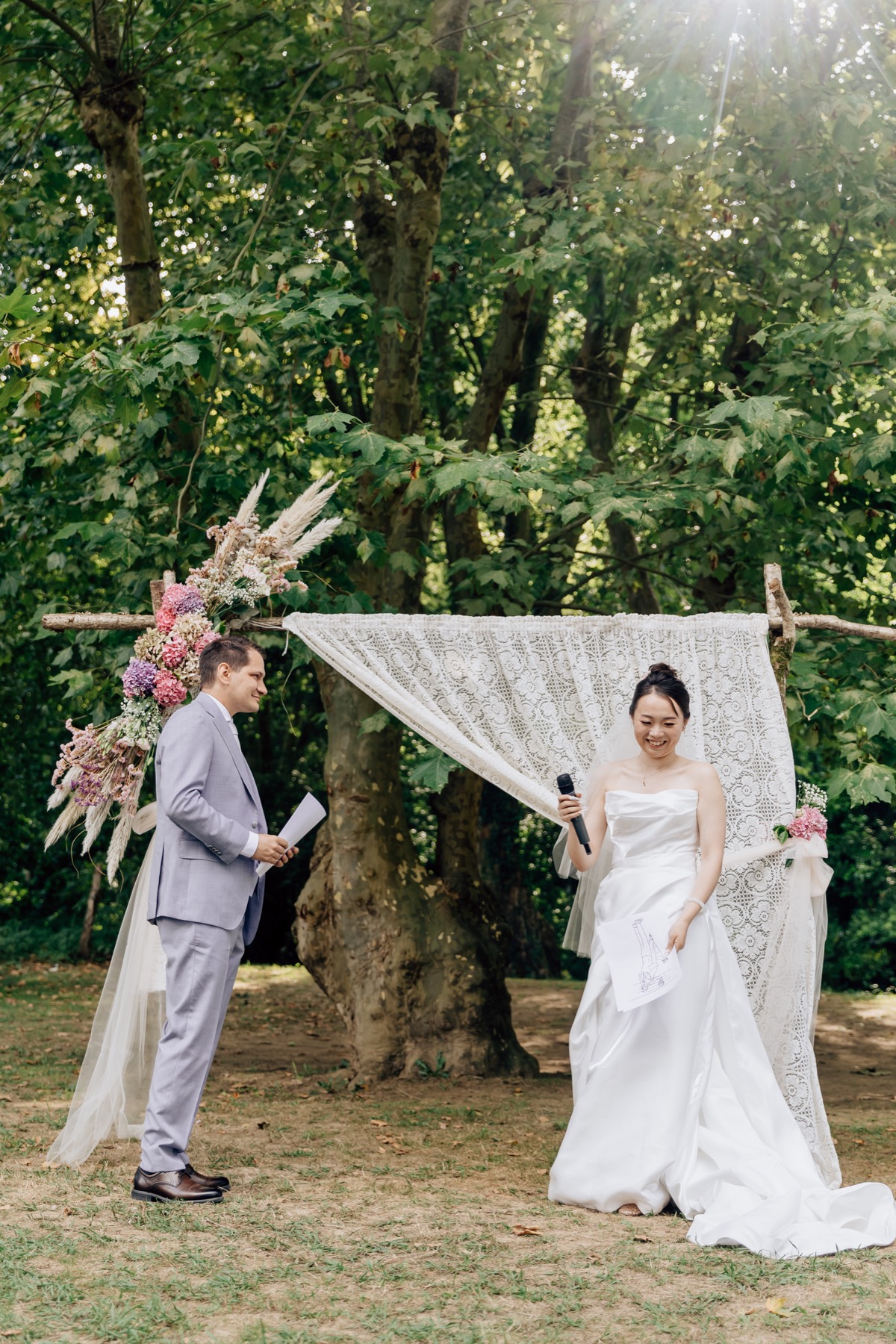 Cérémonie de mariage en extérieur sous les arbres