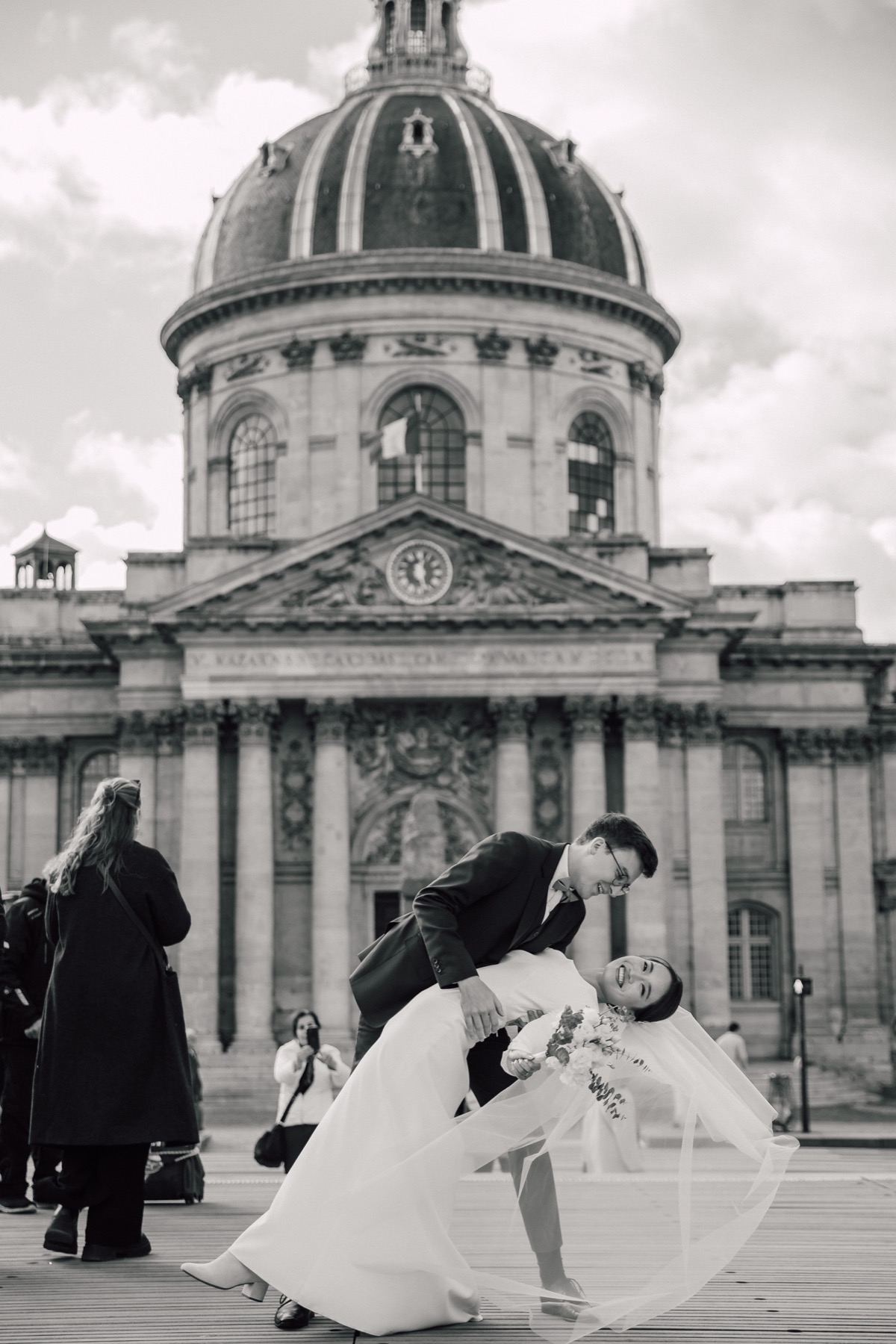 Couple de mariés à Paris en noir et blanc
