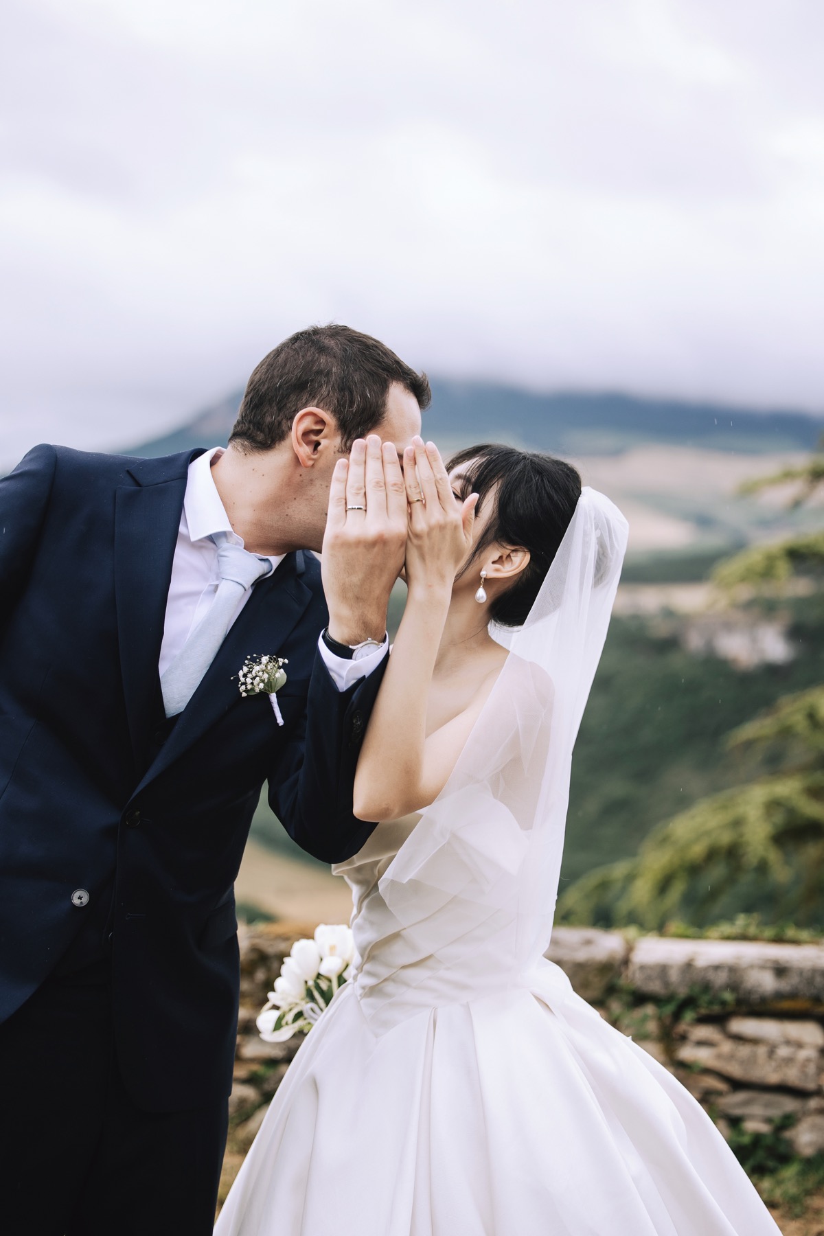 Couple de mariés dans un paysage naturel