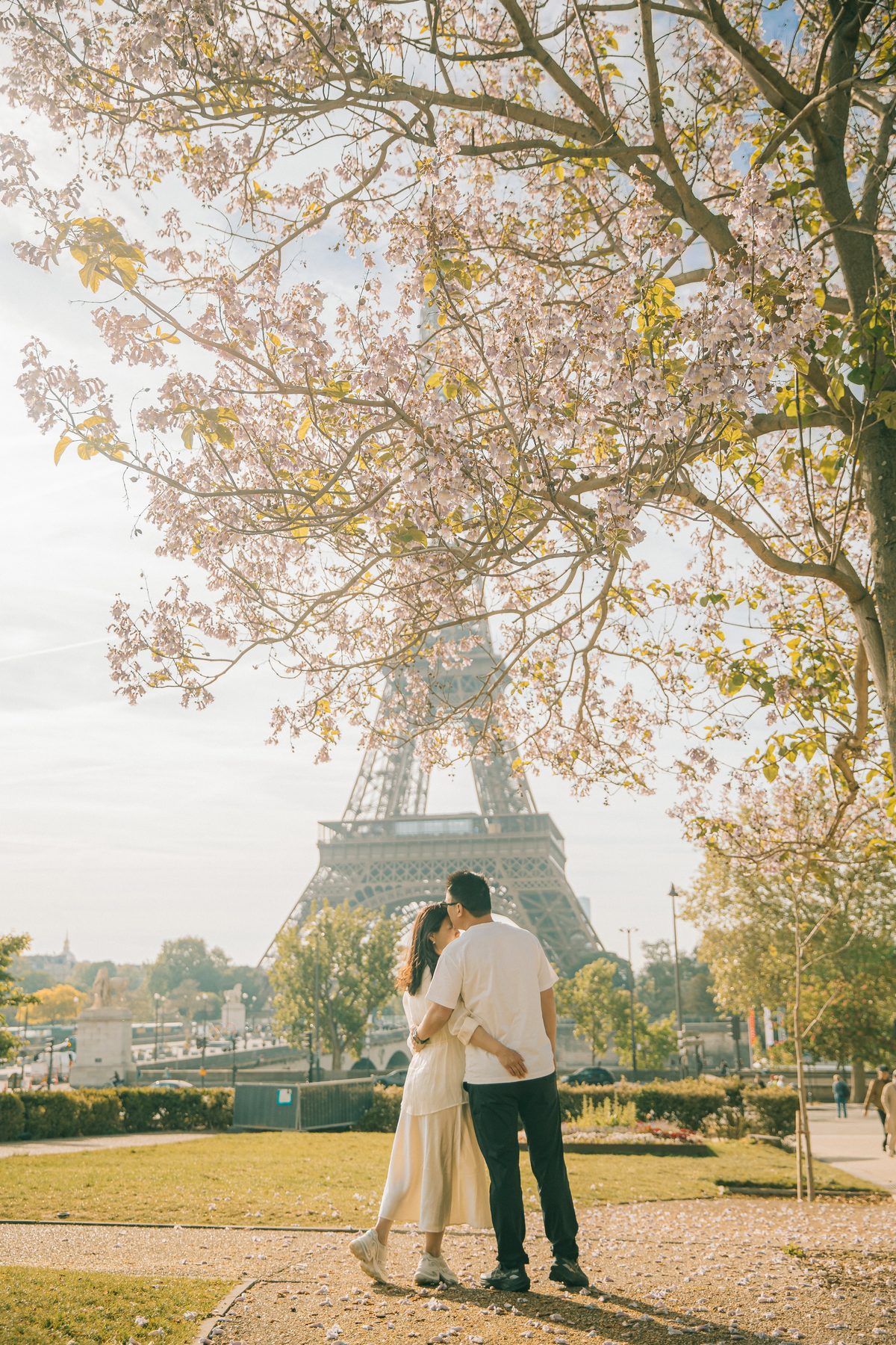 Paris proposal and couple photography near the Eiffel Tower