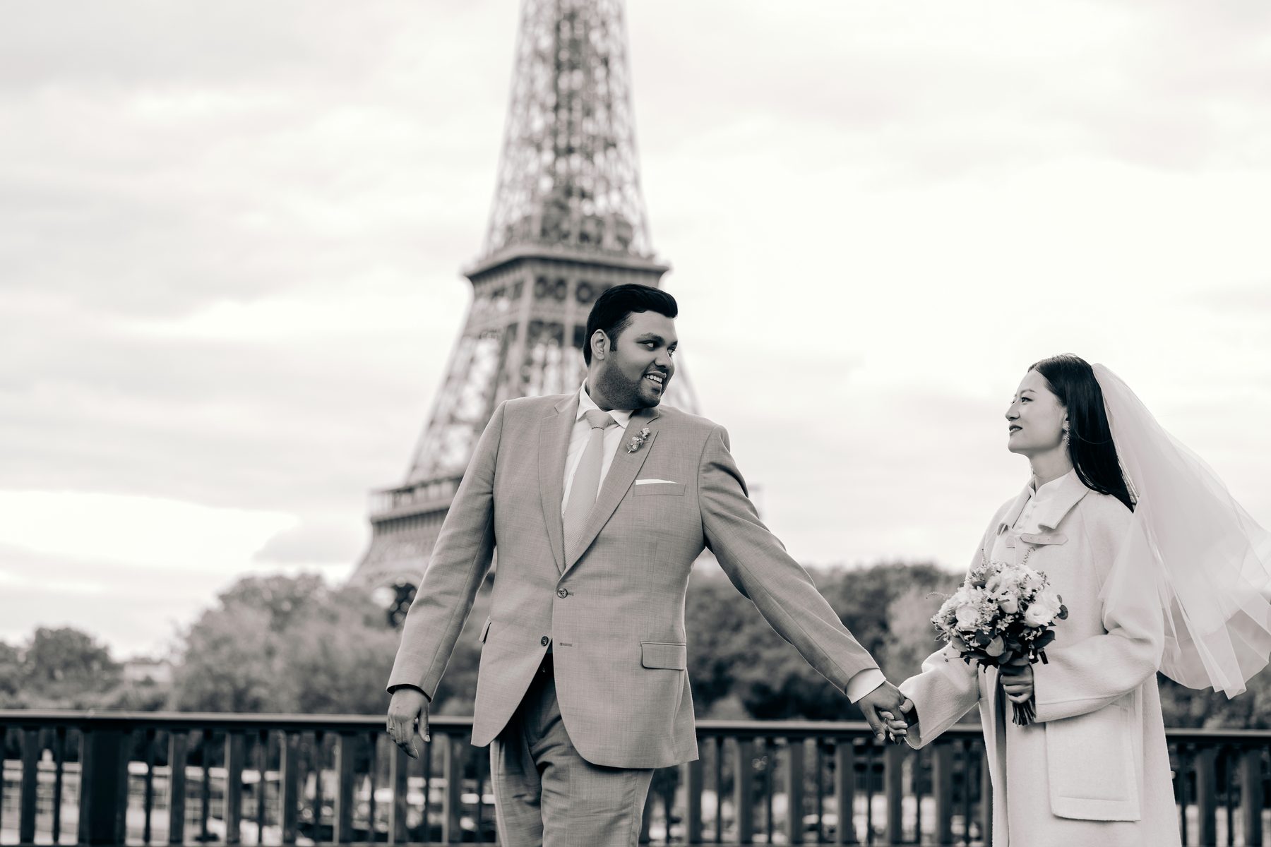 Romantic Seine couple photography