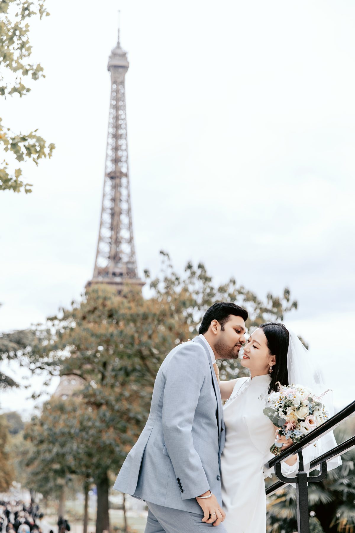 Couple photographer at Eiffel Tower