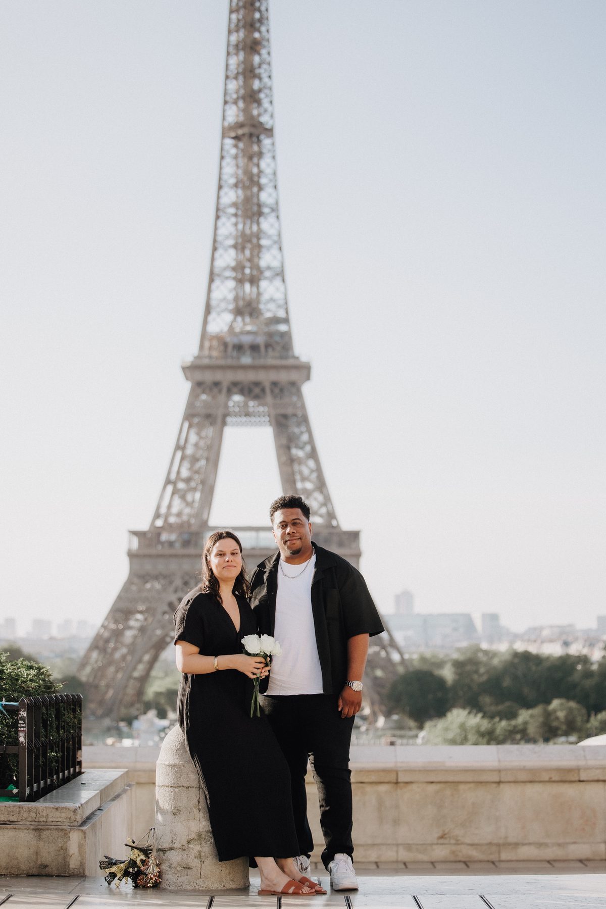 Relaxed couple photoshoot at the Eiffel Tower