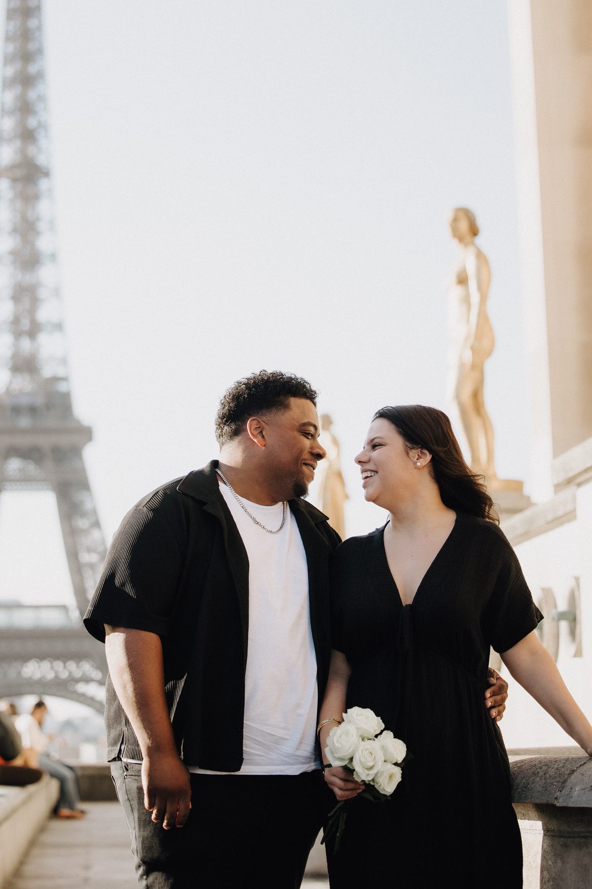Happy couple photographed naturally in Paris