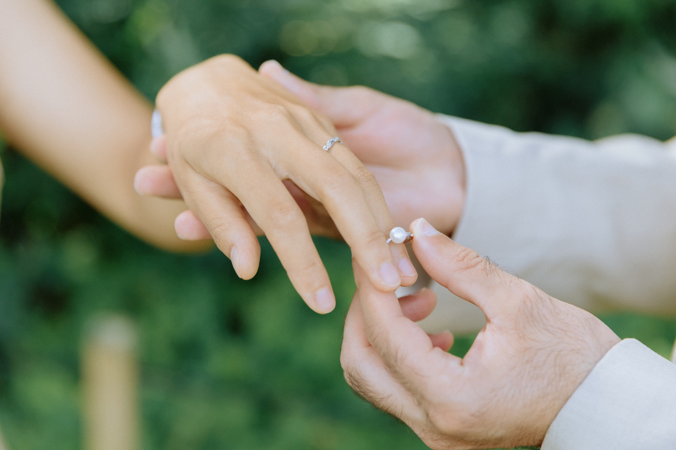 Photographe mariage Paris - couple dans une architecture classique