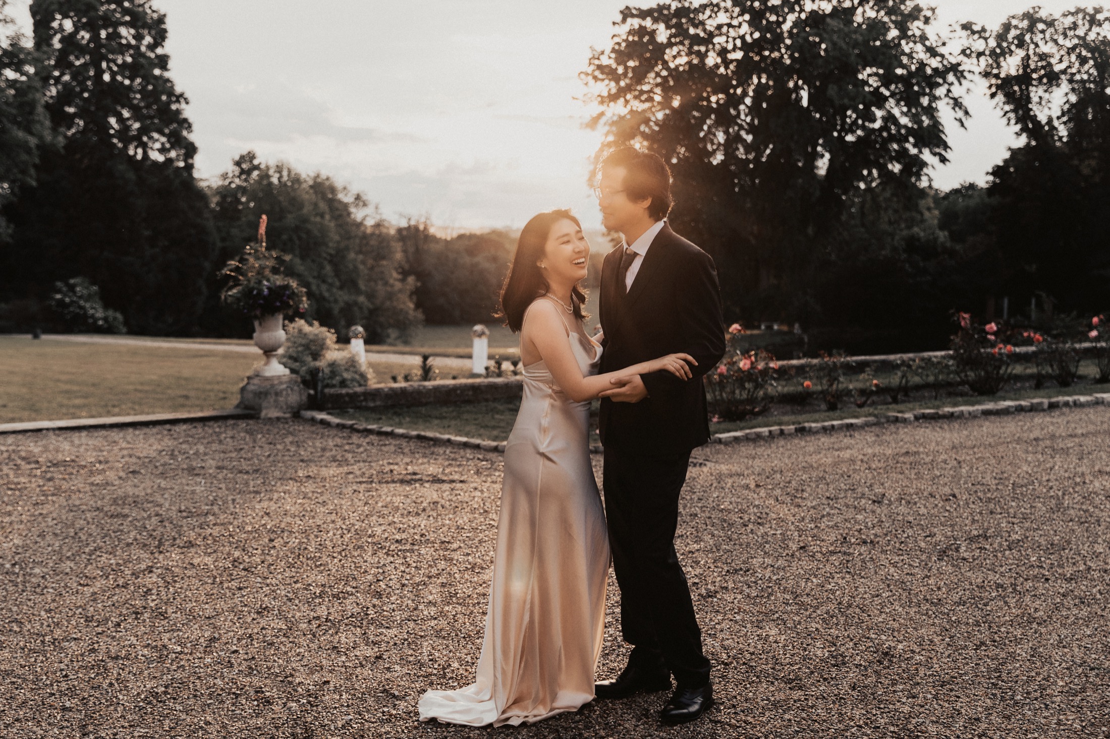 Photo de mariage noir et blanc - geste tendre et émotion