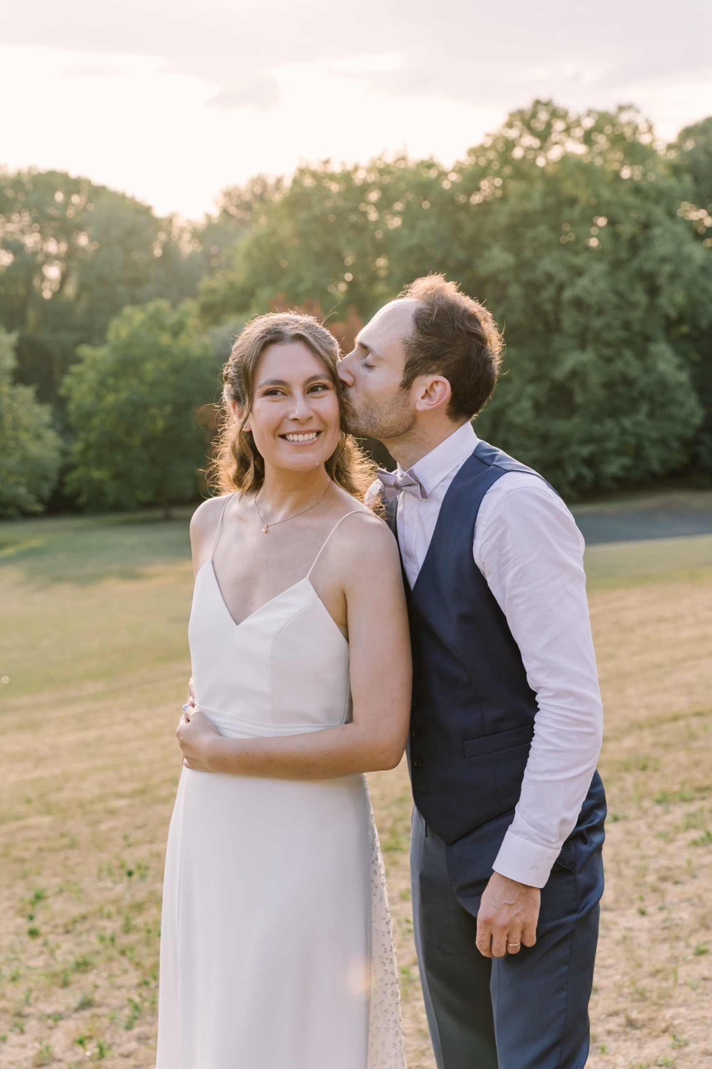 Reportage mariage naturel - couple et invités pendant la réception