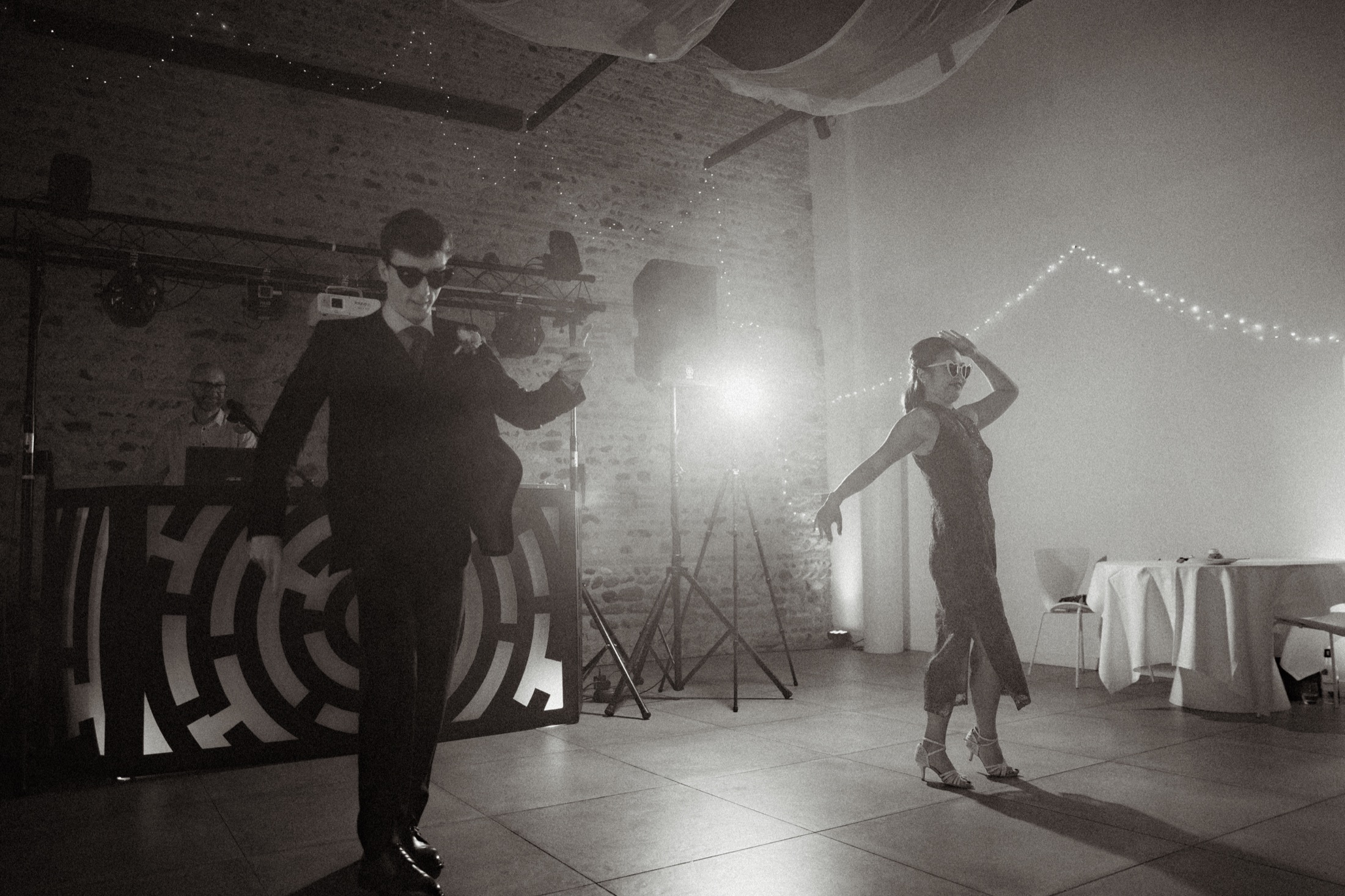 Photo de mariage lumineuse - émotion des mariés en France